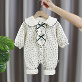 Virágos motívumokkal díszített baba kombiné