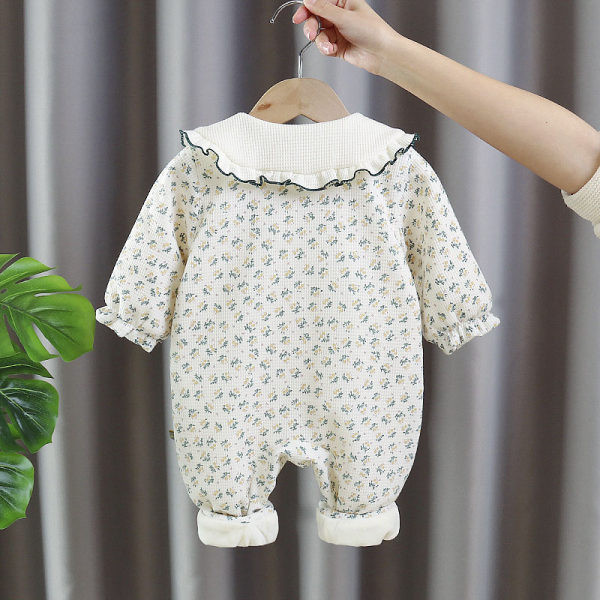 Virágos motívumokkal díszített baba kombiné