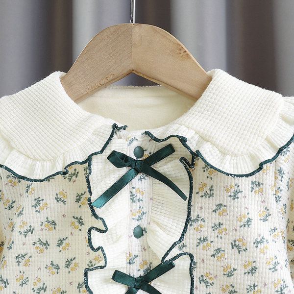 Virágos motívumokkal díszített baba kombiné