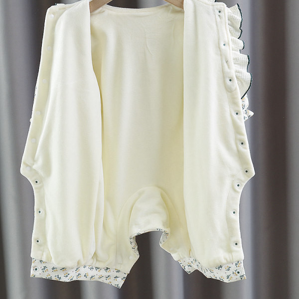 Virágos motívumokkal díszített baba kombiné