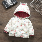 Téli babakabát gombokkal, kapucnival és mintával