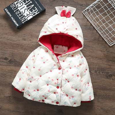 Téli babakabát gombokkal, kapucnival és mintával