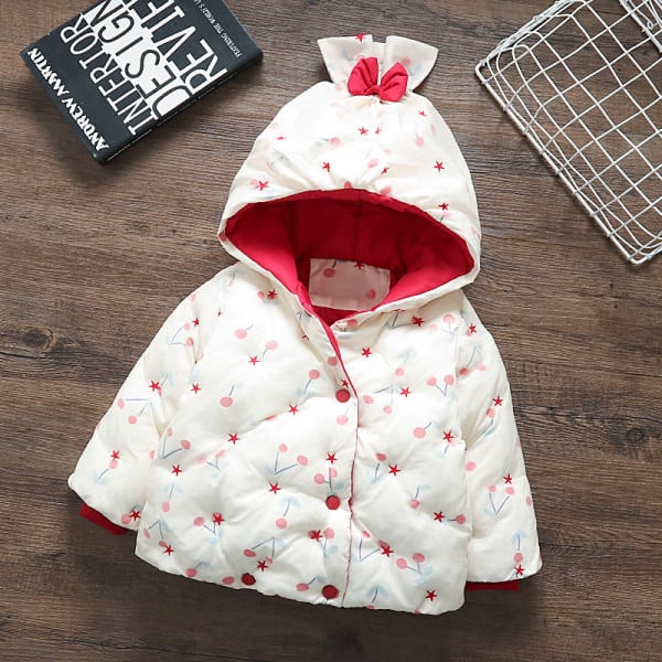 Téli babakabát gombokkal, kapucnival és mintával