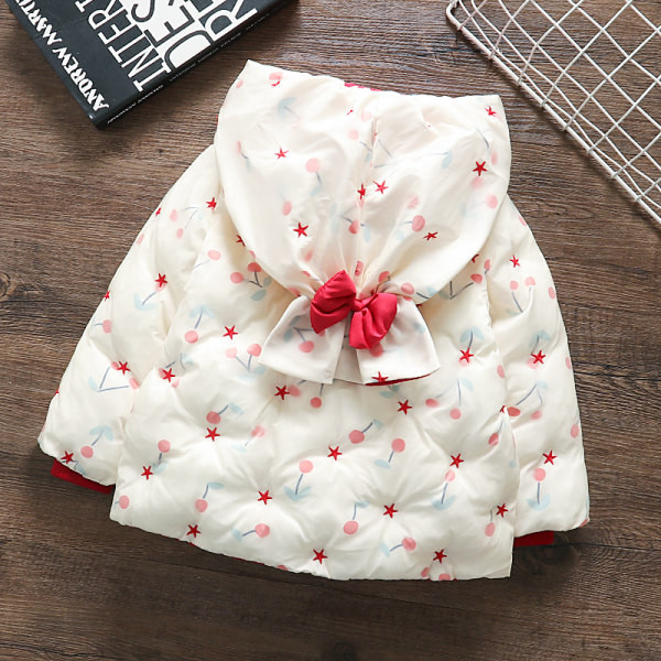 Téli babakabát gombokkal, kapucnival és mintával