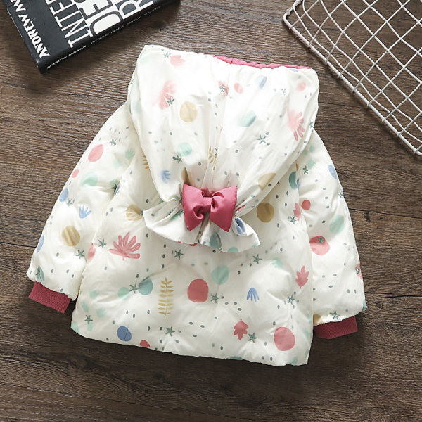 Téli babakabát gombokkal, kapucnival és mintával