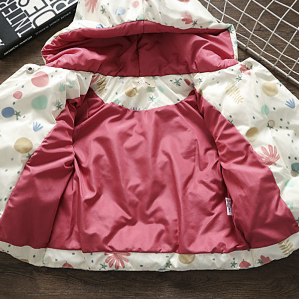 Téli babakabát gombokkal, kapucnival és mintával