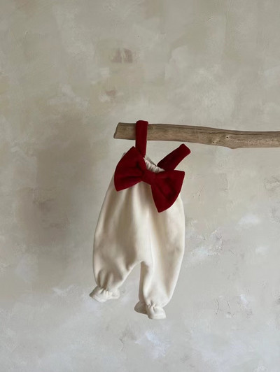 Baba gyapjú szalaggal