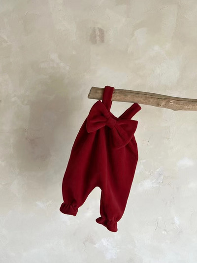 Baba gyapjú szalaggal