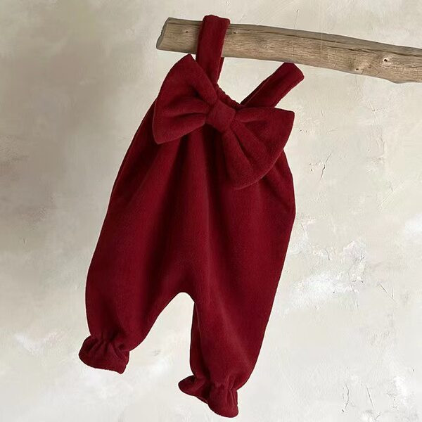 Baba gyapjú szalaggal