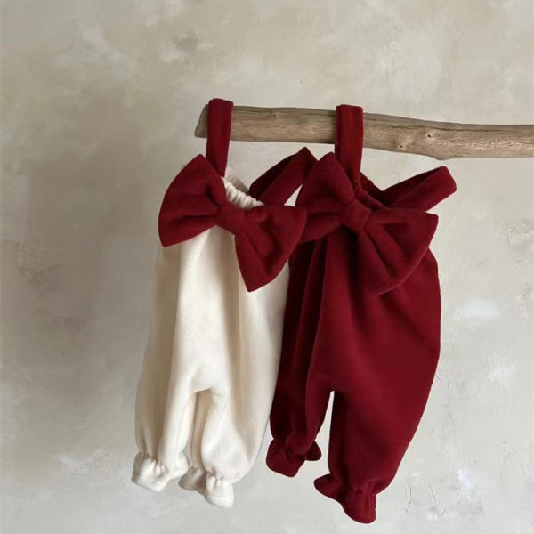 Baba gyapjú szalaggal