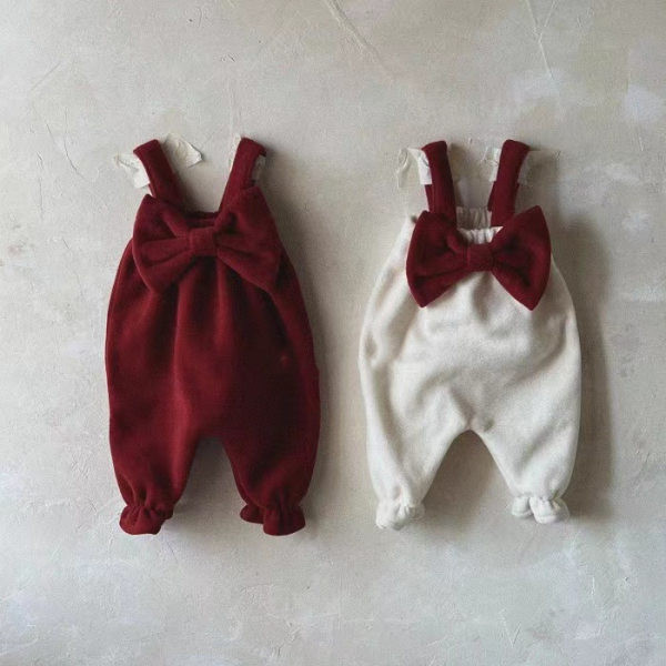 Baba gyapjú szalaggal