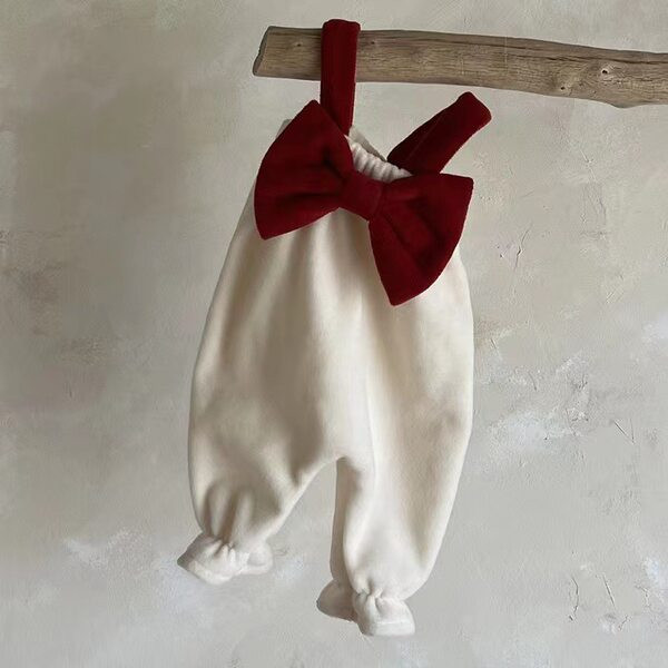 Baba gyapjú szalaggal