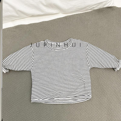 Zīdaiņu džinsa kombinezons un svītraina blūze