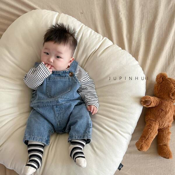 Zīdaiņu džinsa kombinezons un svītraina blūze