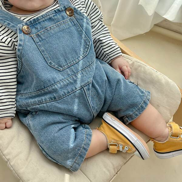 Zīdaiņu džinsa kombinezons un svītraina blūze