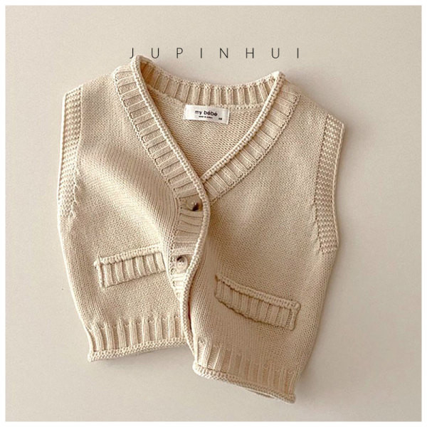 Kötött gyerekmellény gombokkal