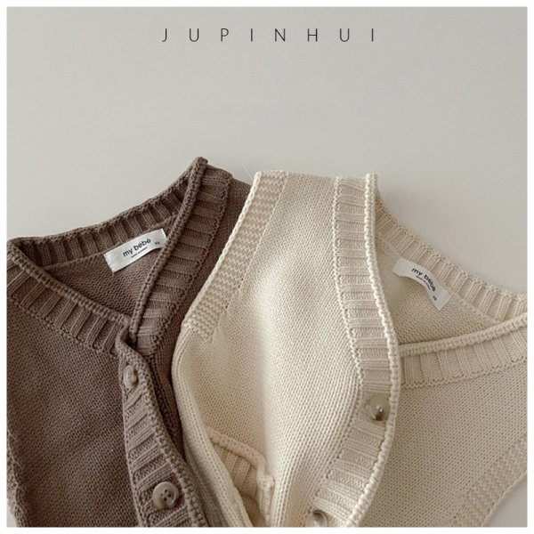 Kötött gyerekmellény gombokkal