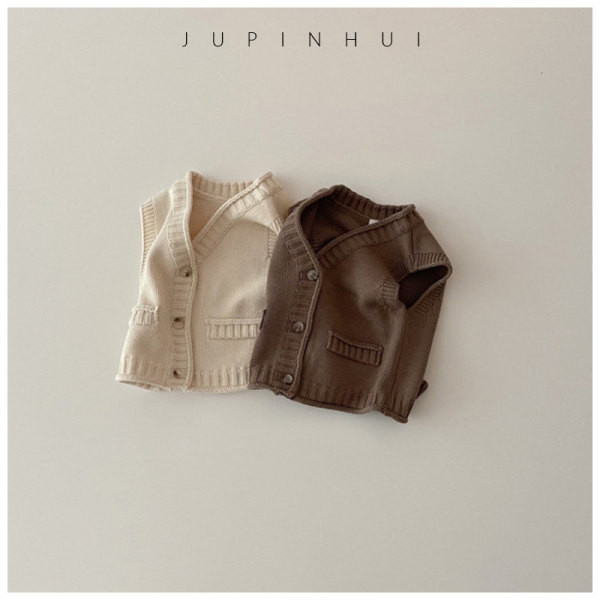 Kötött gyerekmellény gombokkal