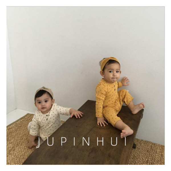 Mazuļu ziemas kombinezons ar dažādu apdruku un pogām