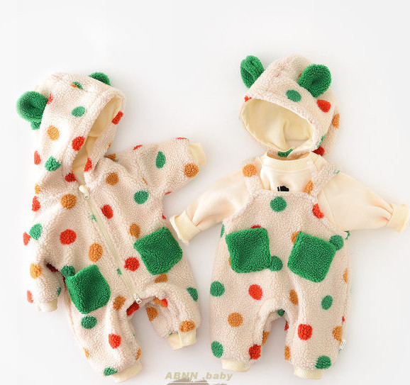 Mazuļa kombinezons ar kapuci un rāvējslēdzēju