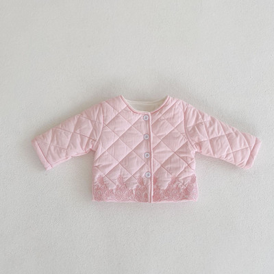 Baba steppelt kabát hímzéssel és gombokkal