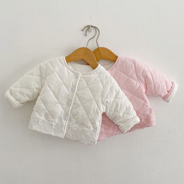 Baba steppelt kabát hímzéssel és gombokkal