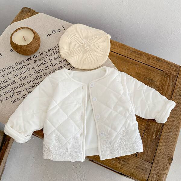 Baba steppelt kabát hímzéssel és gombokkal