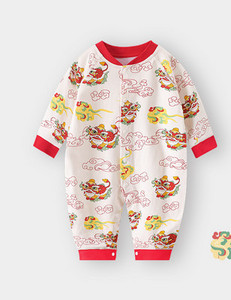 Téli jumpsuit gombokkal és különböző mintával