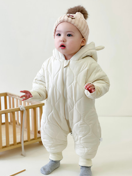 Cipzárral és kapucnival ellátott babanadrág