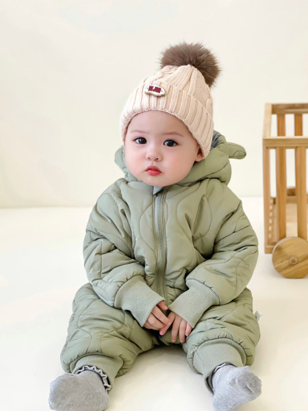 Cipzárral és kapucnival ellátott babanadrág