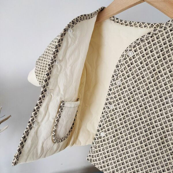 Proljetna dječja jakna s duplim džepom i kopčanjem na gumb