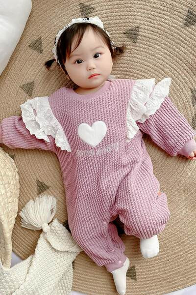 Rózsaszín és lila színű fürtök baba kombinéta