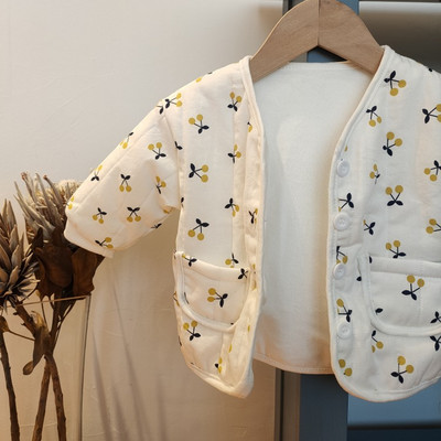 Dječji prsluk od flisa s gumbima, printom i džepom