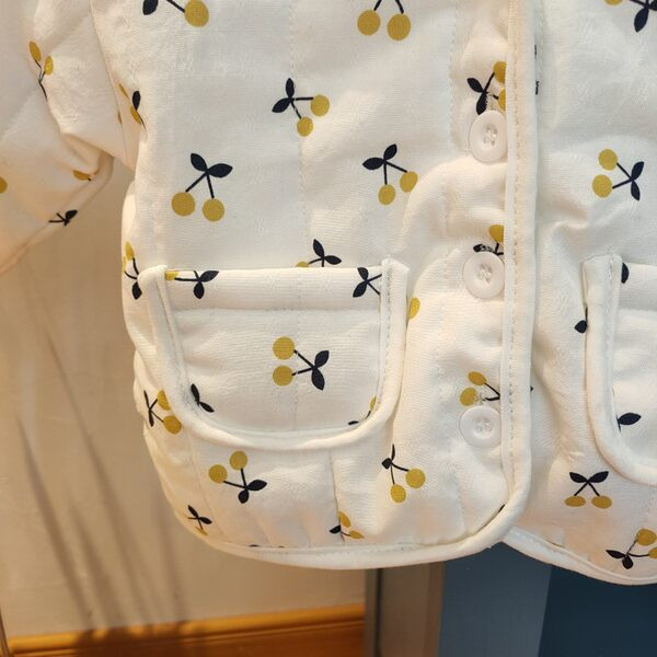 Dječji prsluk od flisa s gumbima, printom i džepom