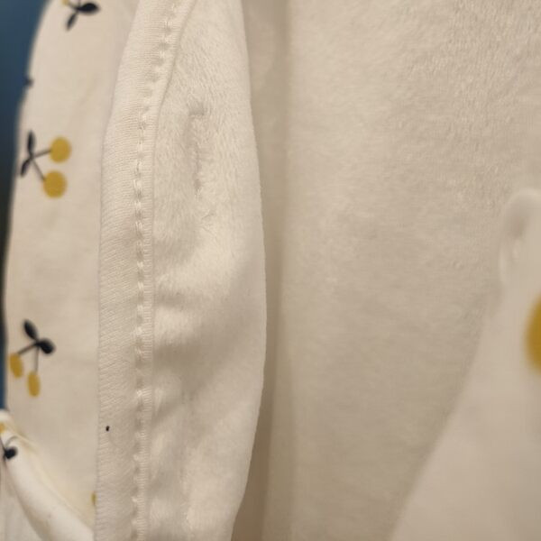 Dječji prsluk od flisa s gumbima, printom i džepom