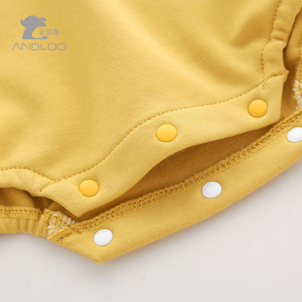 Divatos kislány body hímzéssel