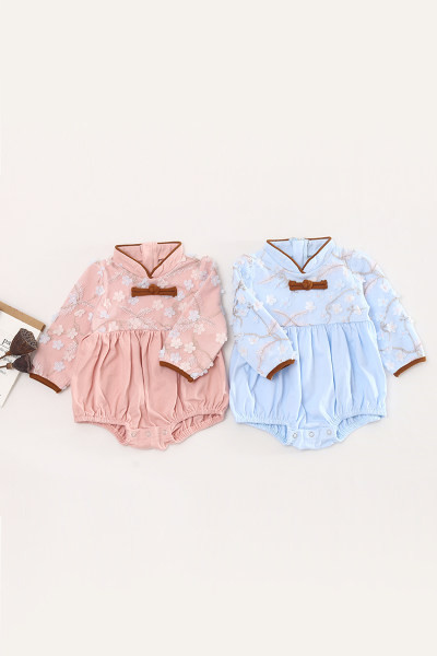 Formāls bērnu bodijs ar garām piedurknēm un tillu ar ziedu motīvu