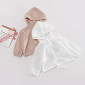 Baba hétköznapi kardigán kapucnival és gombos rögzítéssel