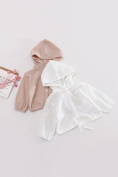 Baba hétköznapi kardigán kapucnival és gombos rögzítéssel