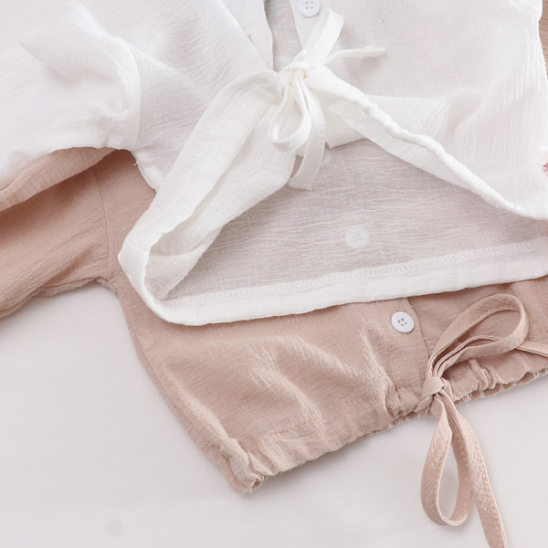 Baba hétköznapi kardigán kapucnival és gombos rögzítéssel