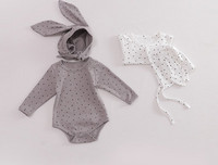 Βρεφικό κορμάκι με κουκούλα και γραβάτες