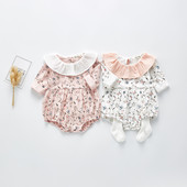 Virágos motívumokkal díszített babanadrág lányoknak