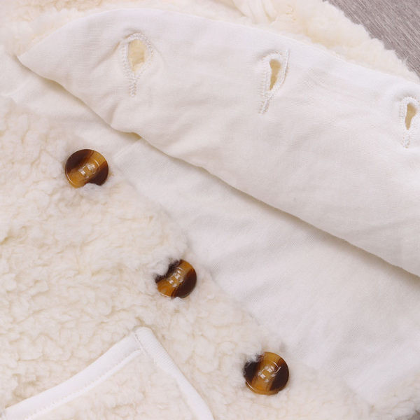 Divatos baba mellény V-nyakkal és gombokkal