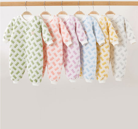 Zēniem un meitenēm piepogājams ziemas kombinezons