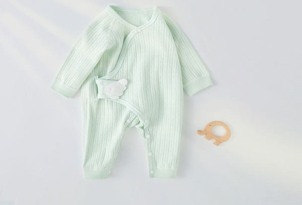 Baba téli overál gombokkal