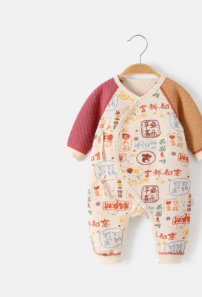 Kombinezonas kūdikiui su užrašu ir aplikacija