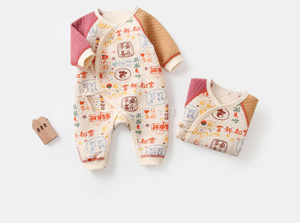 Kombinezonas kūdikiui su užrašu ir aplikacija