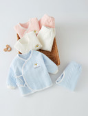 Négy színben nyomott babakészlet