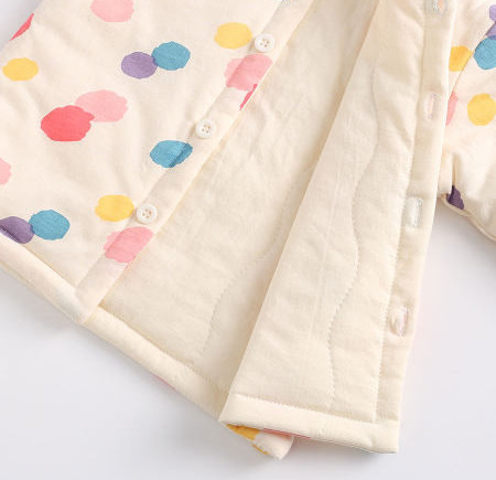 Zimski dječji kardigan s gumbima i različitim printom