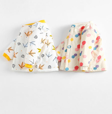 Zimski dječji kardigan s gumbima i različitim printom